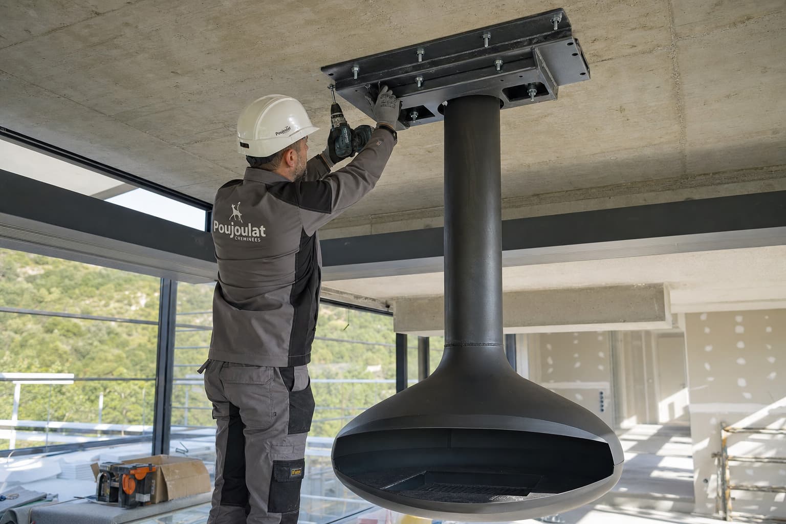 Un technicien en uniforme fixe le support métallique d