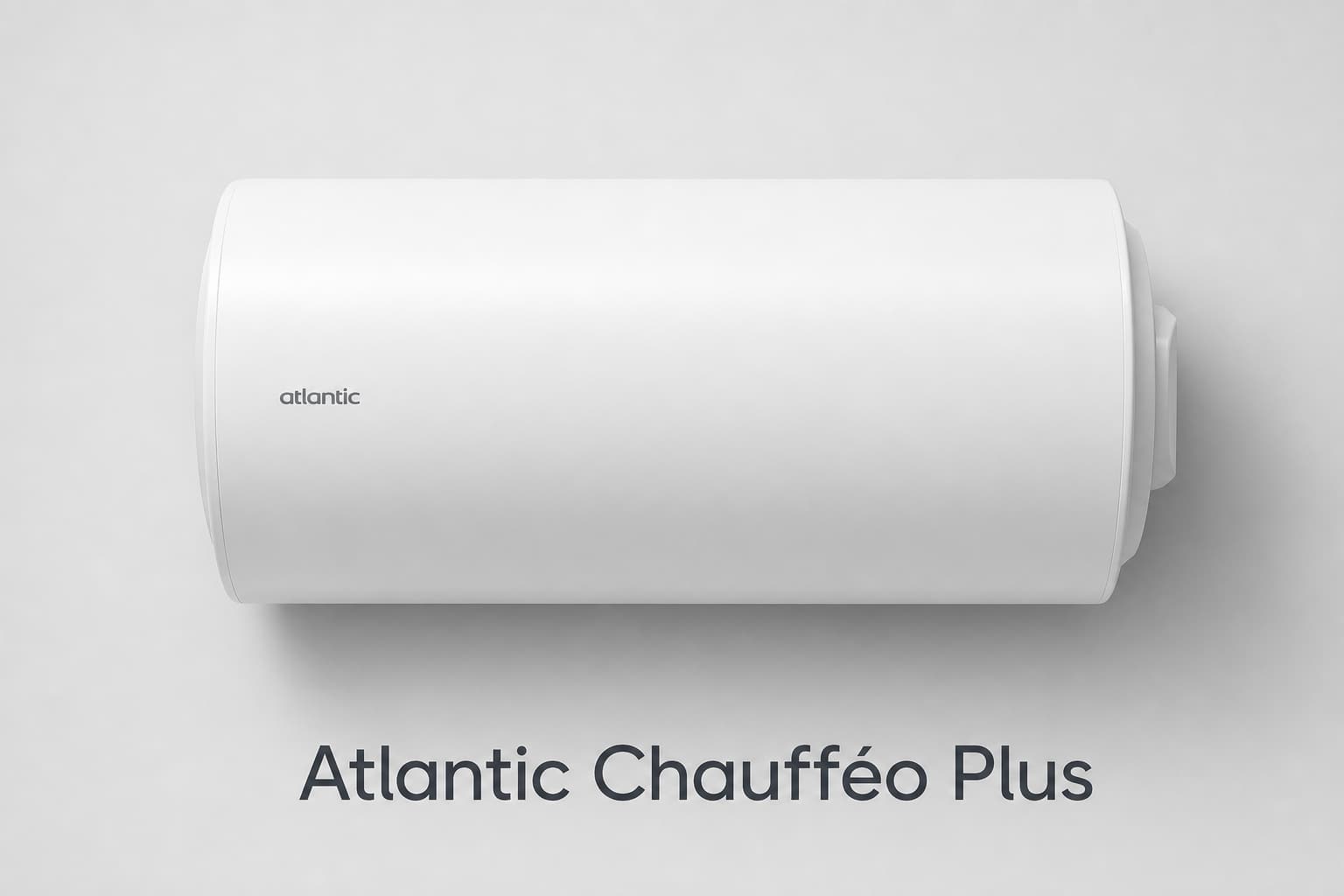 Chauffe-eau Atlantic Chaufféo Plus, compact et horizontal, sur fond gris clair, ombre subtile, et texte superposé