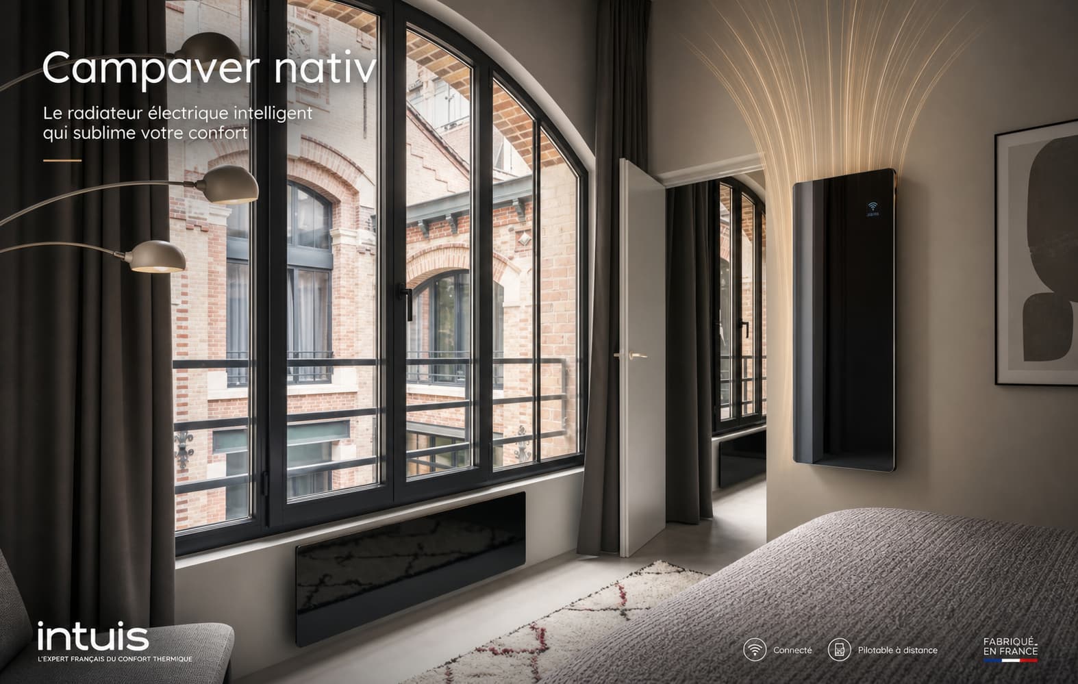 Un radiateur électrique vertical design Intuis Campaver nativ dans une chambre moderne, affichant un symbole de maison connectée sur son écran, avec des visualisations de flux d