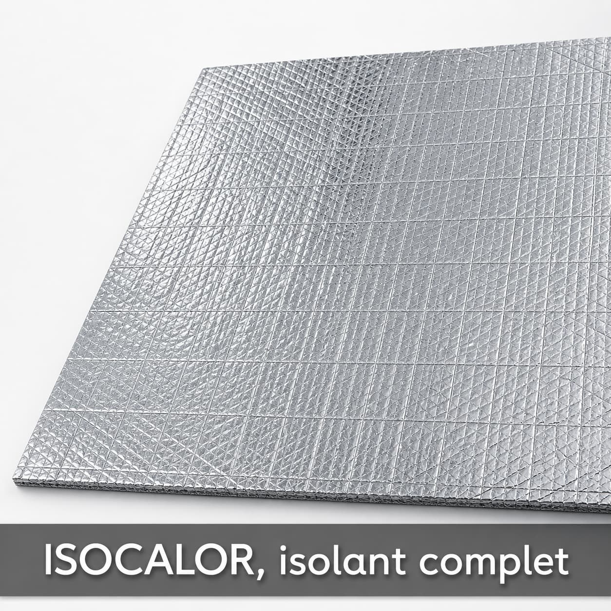 Panneau isolant ISOCALOR en laine de verre avec parement aluminisé et grille pour plancher chauffant, vu en légère oblique avec un gros plan sur la texture métallique, et texte