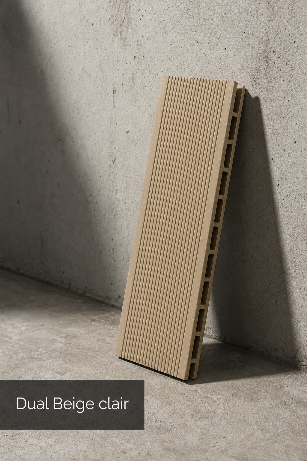 Lame composite beige clair vue de trois-quarts, appuyée contre un mur en béton, avec grain subtil et ombre partielle, texte