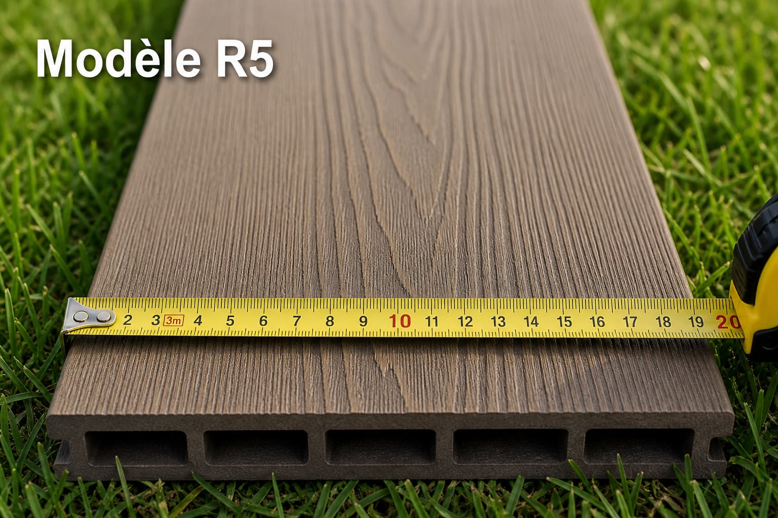 Planche composite R5 avec motif de grain de bois en relief, posée sur de l