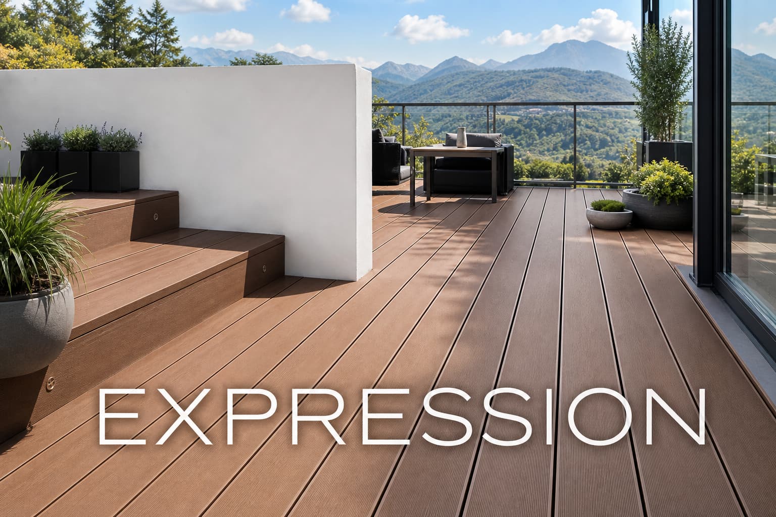Terrasse en planches composites marron moyen avec balustrade en verre moderne, vue sur les montagnes, sous un soleil de midi, avec le texte