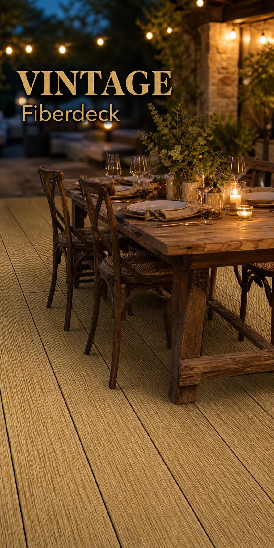 Une terrasse en lames composites VINTAGE Fiberdeck, aspect bois vieilli, table dressée pour un dîner aux chandelles dans une ambiance de soirée, avec le texte