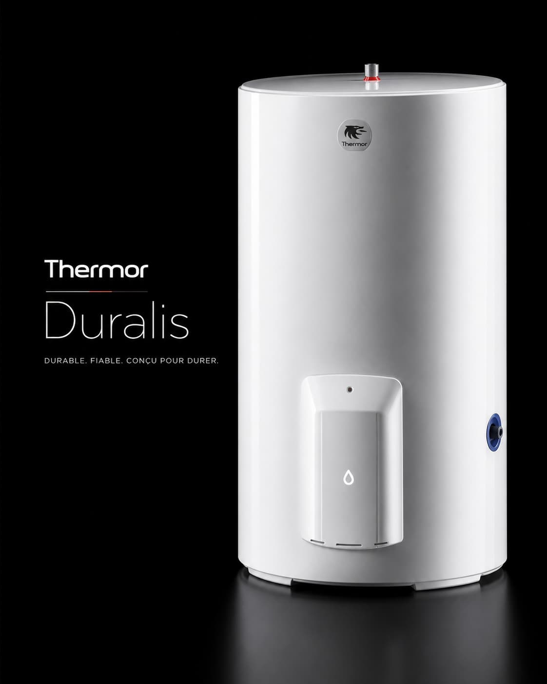 Chauffe-eau Thermor Duralis stéatite en vue trois-quarts, éclairage dramatique sur fond noir, avec détails du panneau de commande et texte