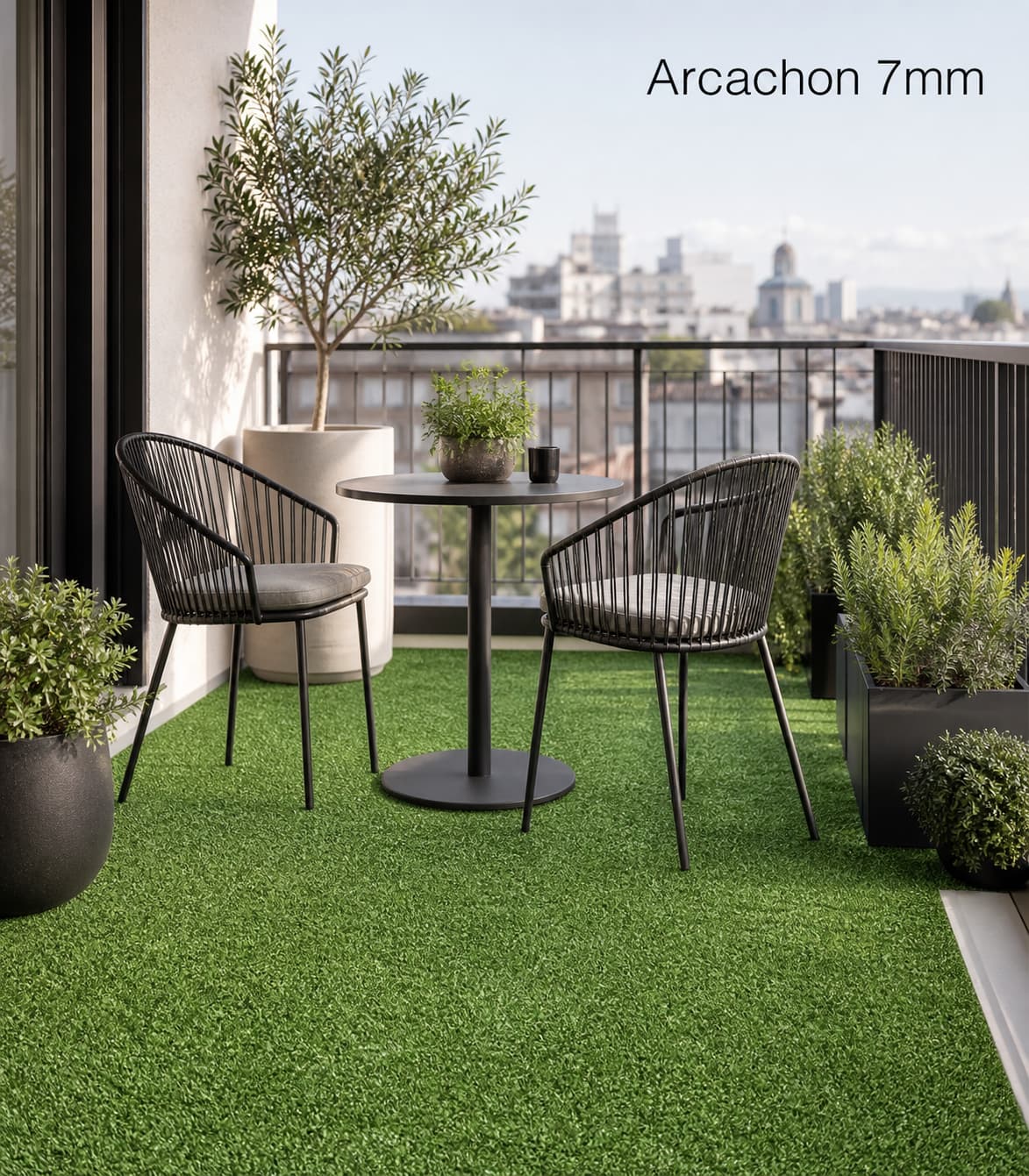 Un balcon urbain avec un sol en gazon synthétique court