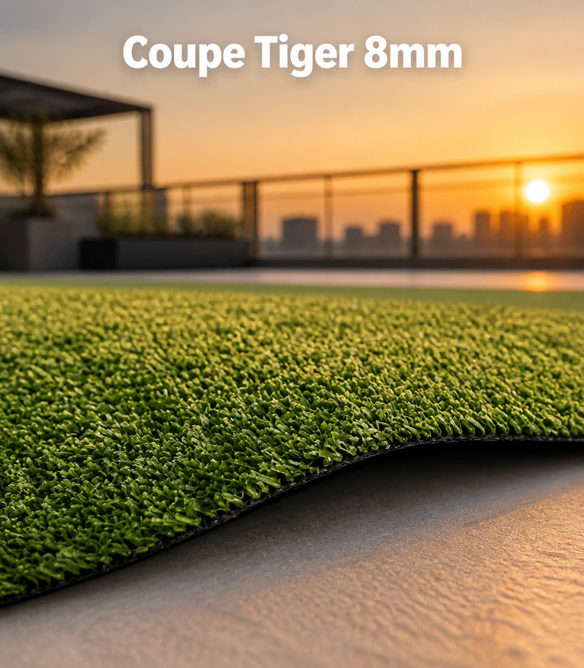 Gazon synthétique Coupe Tiger 8 mm sur une terrasse de toit moderne, éclairé par la lumière chaude du coucher de soleil, avec le texte